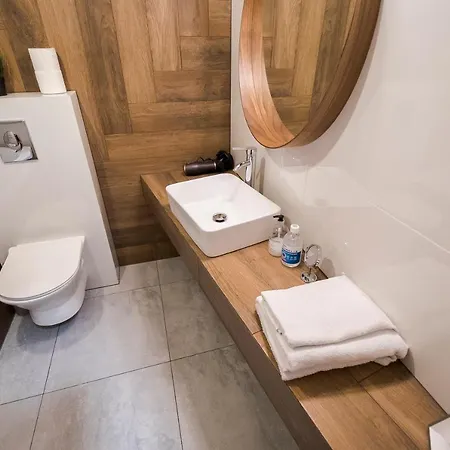 Z Ogrodkiem I Garazem *