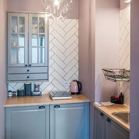 Z Ogrodkiem I Garazem *