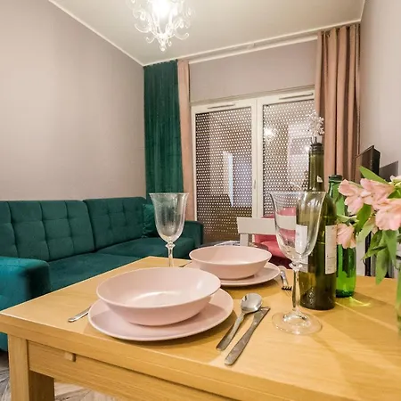 Z Ogrodkiem I Garazem *