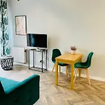 Z Ogrodkiem I Garazem Apartmán
