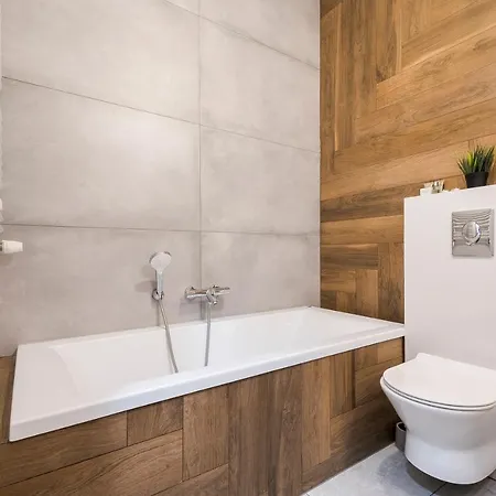 Z Ogrodkiem I Garazem