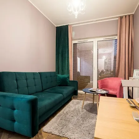 Z Ogrodkiem I Garazem *