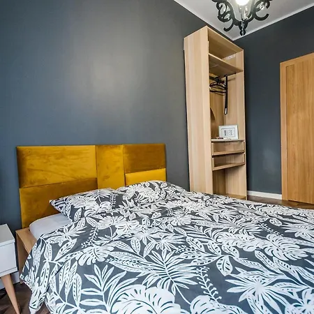 Z Ogrodkiem I Garazem דירה *