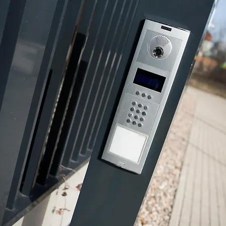 Z Ogrodkiem I Garazem Apartment Poznan