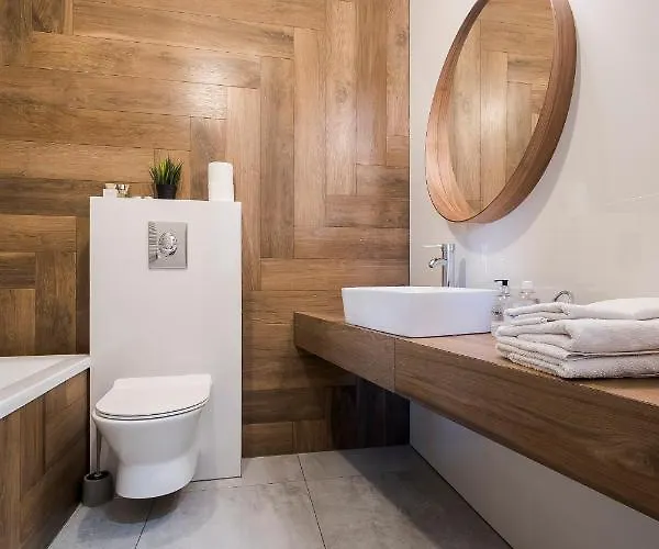 Z Ogrodkiem I Garazem 포즈난